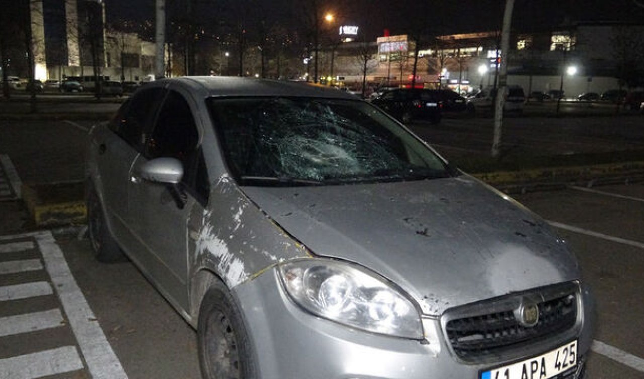 Açık otoparktaki 35 aracın camını kırdı!