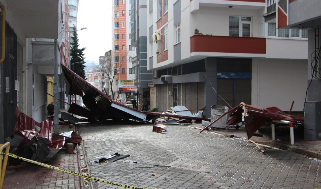 Kuvvetli rüzgar 12 katlı binanın çatısını uçurdu