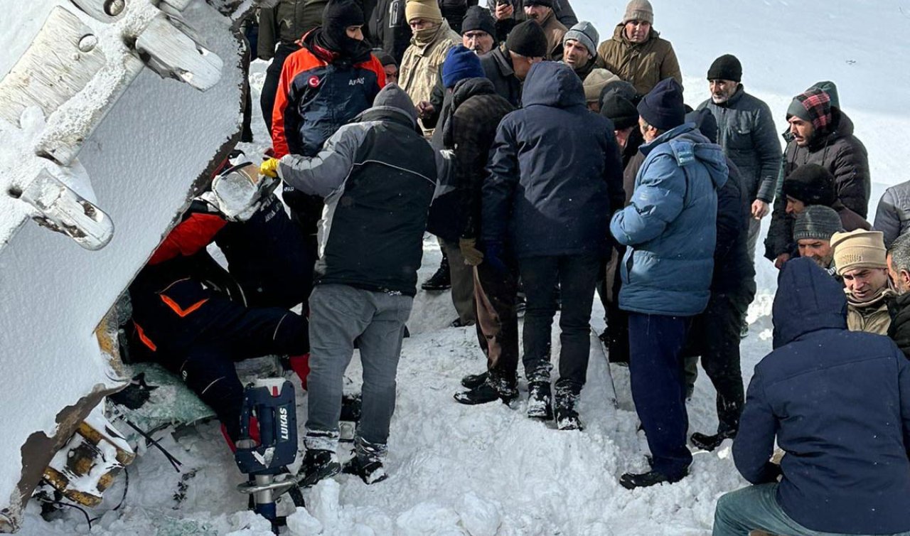  İş makinesi uçuruma yuvarlandı: 4 ölü