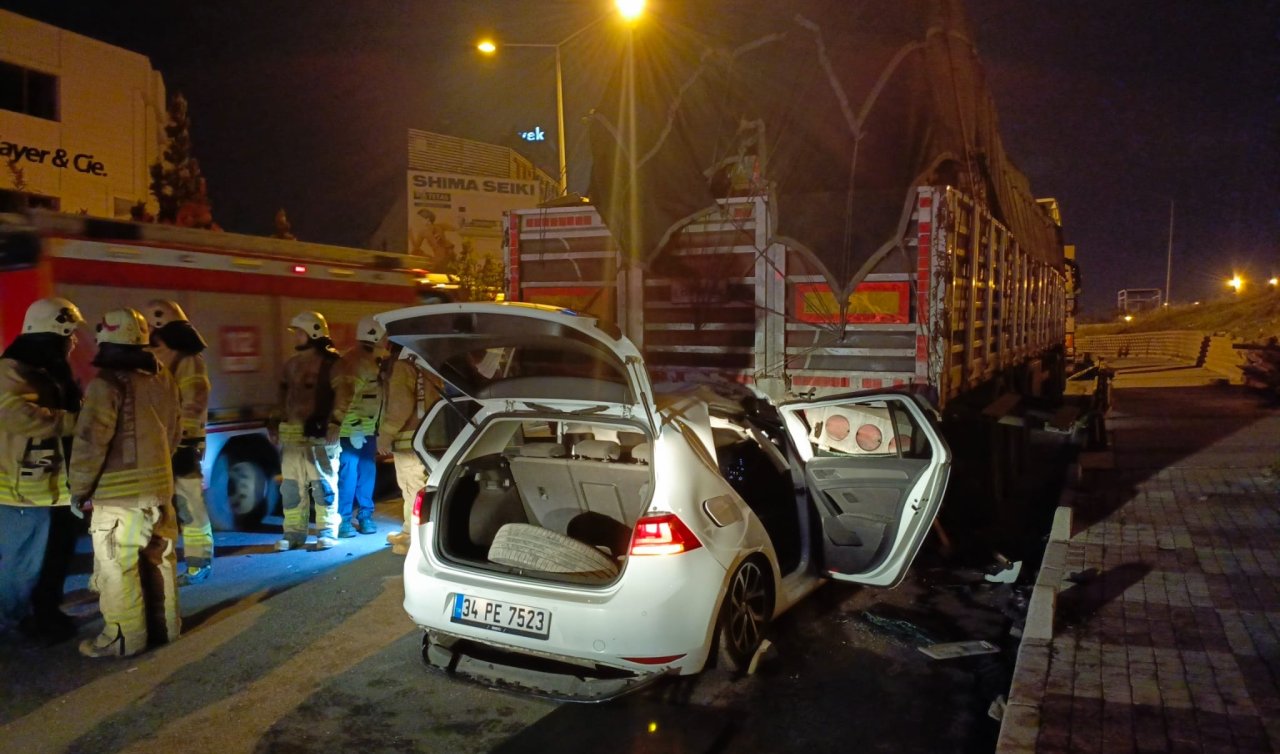 Otomobil park halindeki TIR’ın altına girdi: 2 ağır yaralı