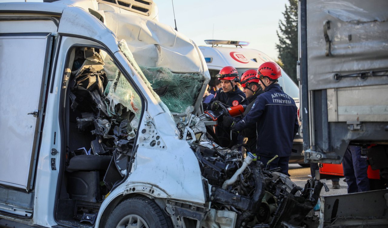  Park halindeki TIR’a çarpan minibüsün sürücüsü öldü