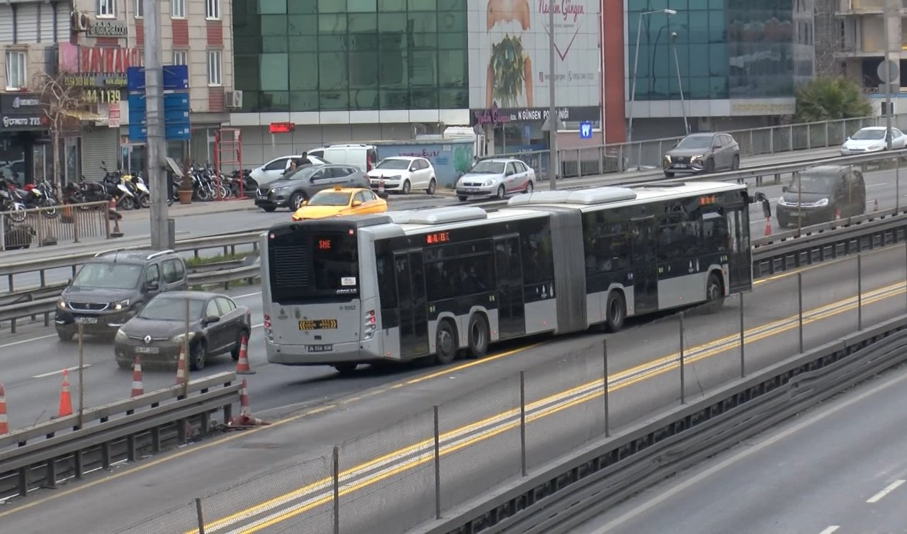 Metrobüs yolundaki üst geçit çalışması tartışmalara neden oldu
