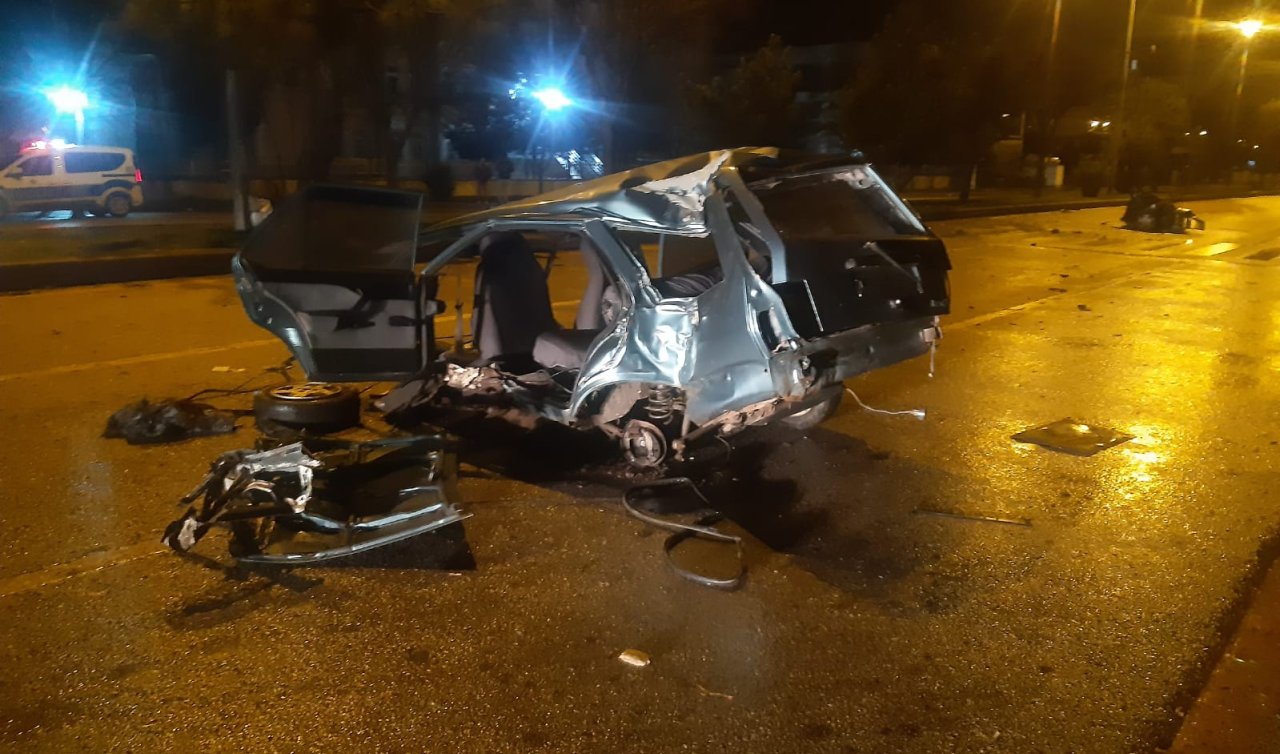Aydınlatma direğine çarpan otomobil ikiye bölündü! Sürücü yaralandı