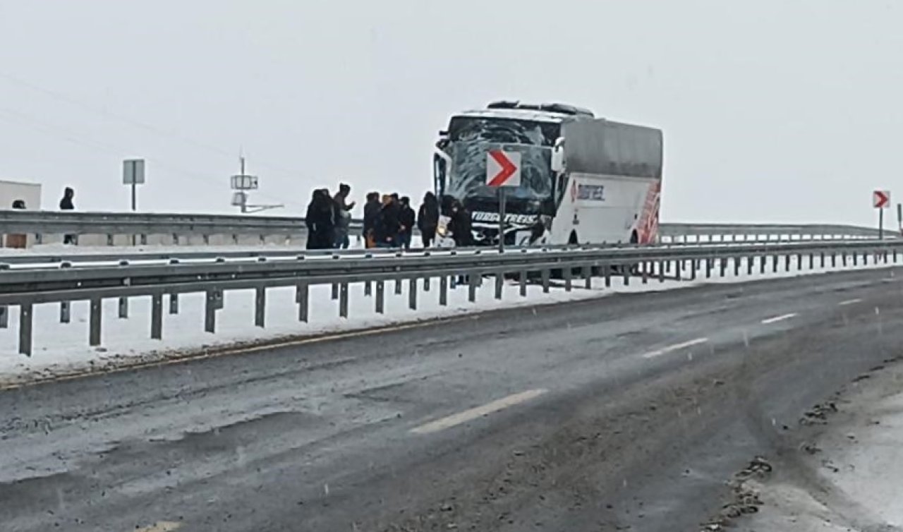 2 otobüs ve 1 TIR zincirleme kaza yaptı: 2 ölü 8 yaralı