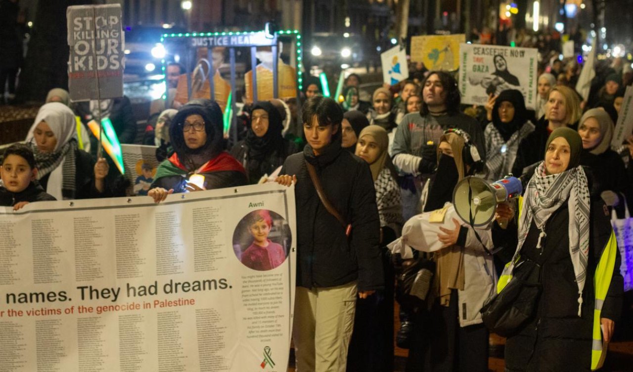  Hollanda’da anneler Gazze’ye destek için yürüdü