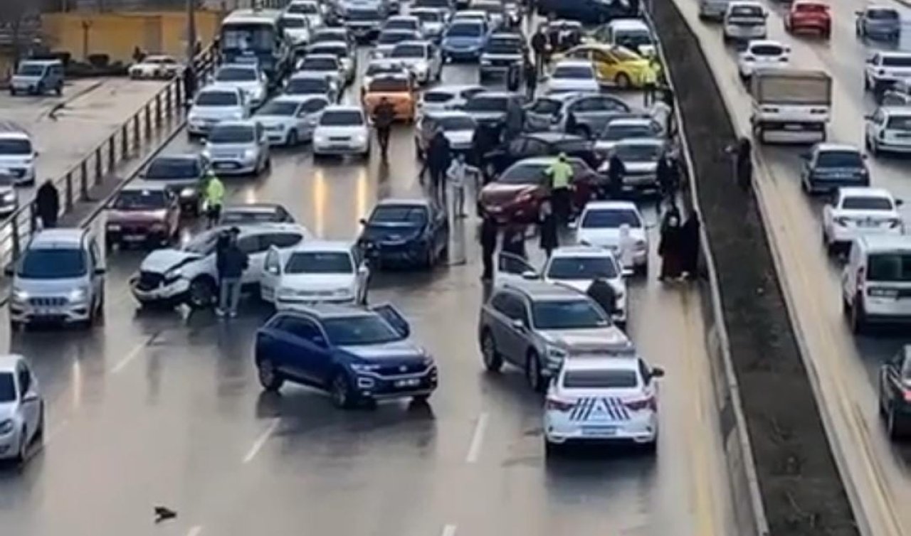 26 aracın karıştığı zincirleme kazada 3 kişi yaralandı