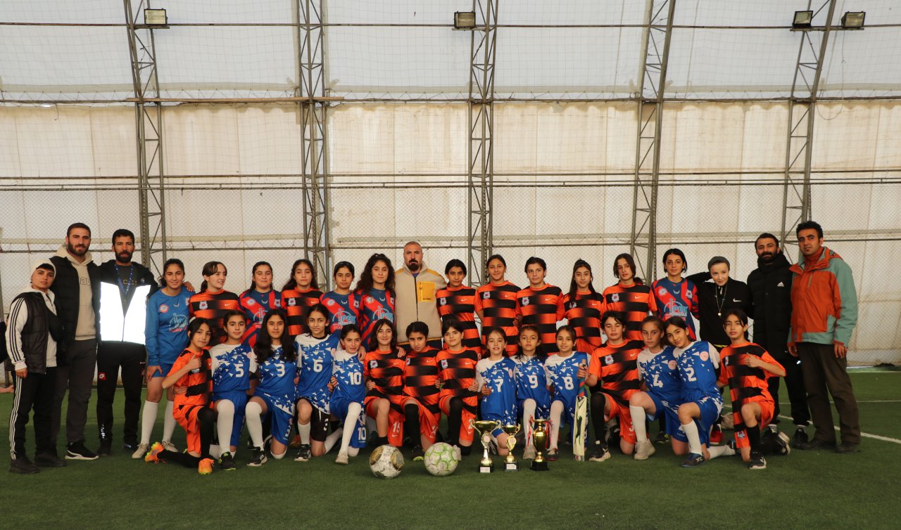  Futboldan sonra krikette de başarılı olan Mor Menekşeler yeni şampiyonluğa hazırlanıyor