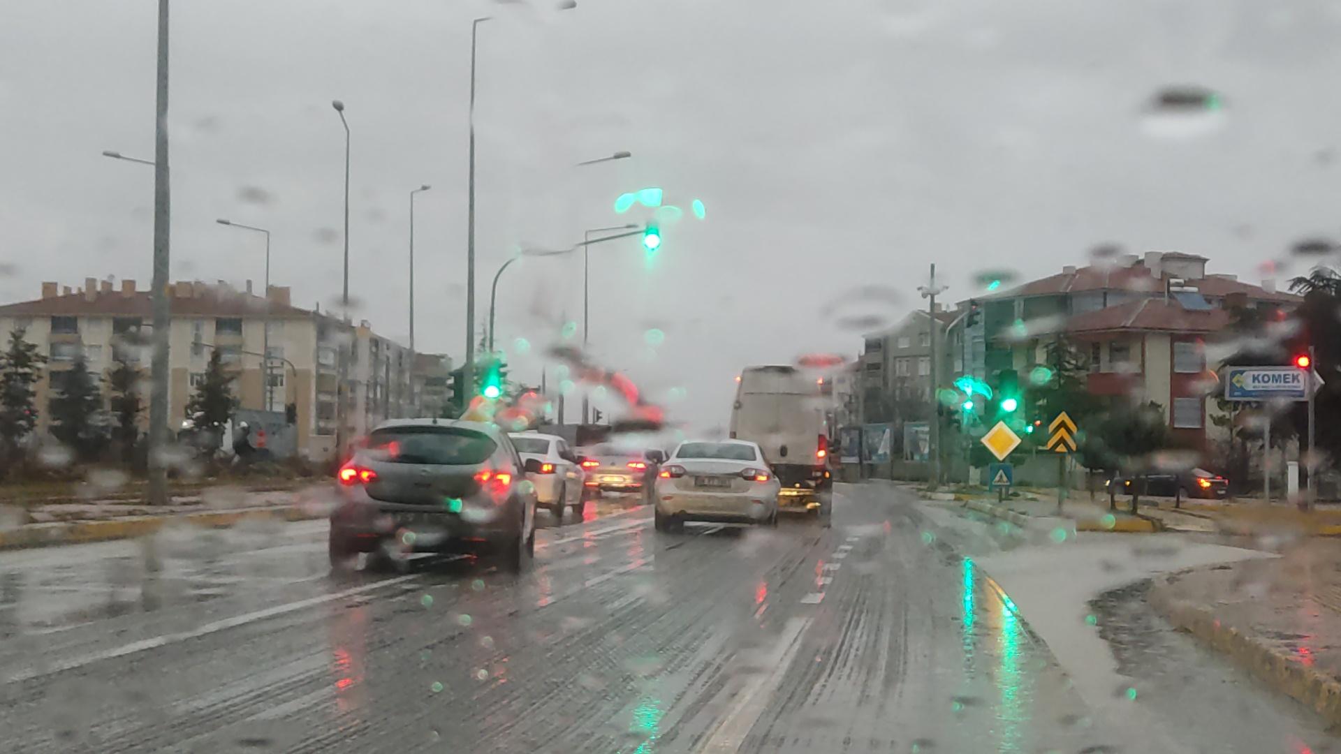 Meteoroloji uyarmıştı: Konya'nın o ilçesinde hava bir anda buz kesti!  Kuvvetli yağış etkili oldu