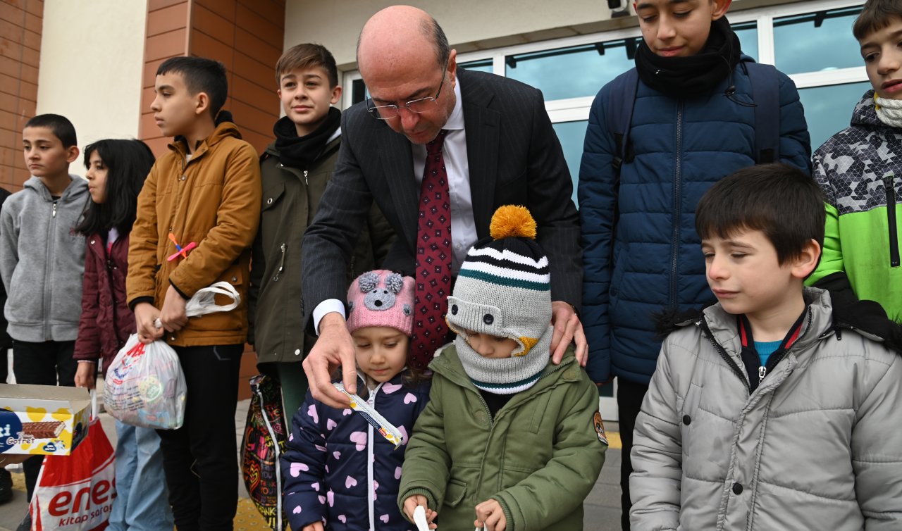 Başkan Pekyatırmacı çocuklara şivlilik dağıttı 