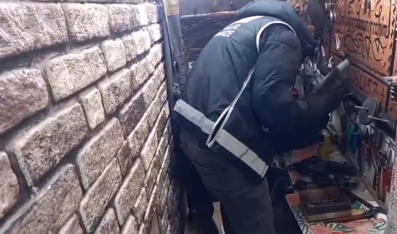 Ev değil silah atölyesi! Evden çok sayıda tabanca ve silah üretiminde kullanılan malzeme çıktı  