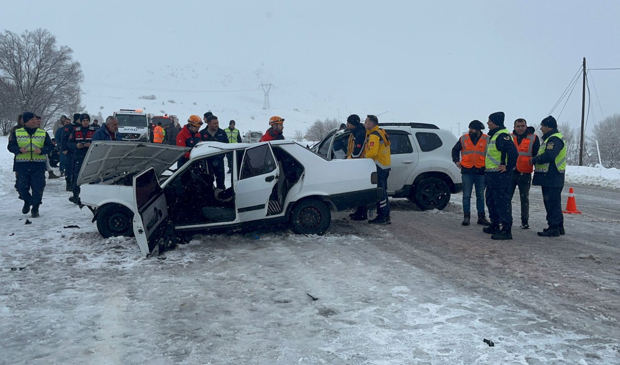  Kar yağışı nedeniyle kayganlaşan yolda 2 otomobil kafa kafaya çarpıştı! Kazada 1 kişi hayatını kaybetti
