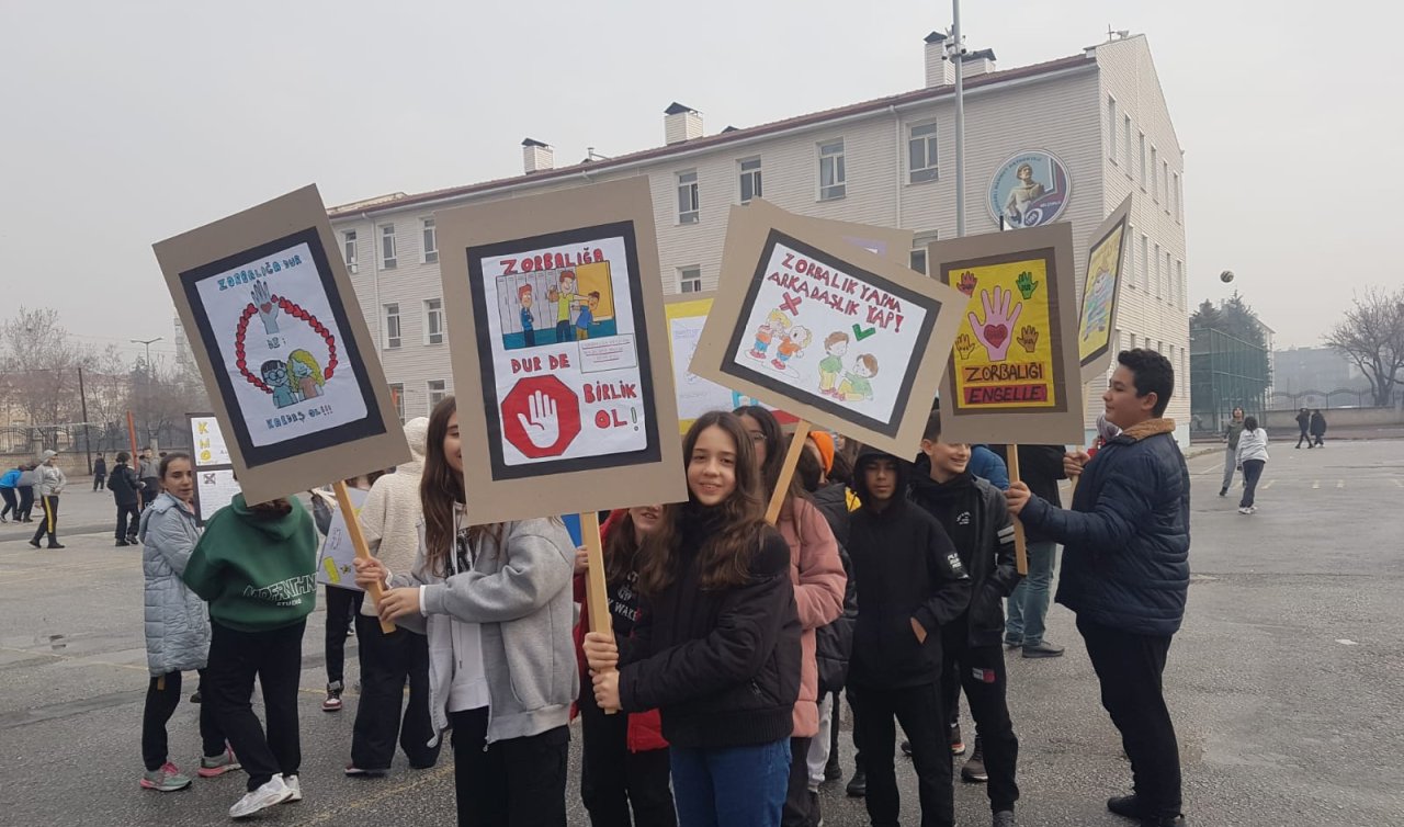 Konya’da öğrenciler akran zorbalığına dikkat için yürüdü