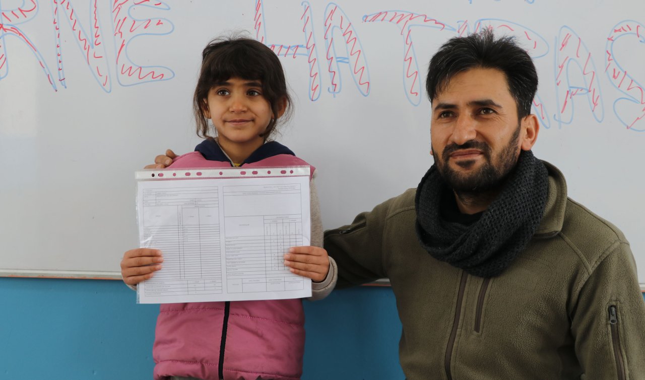 2 derslikli okulun tek öğrencisi Hasret karne sevinci yaşadı