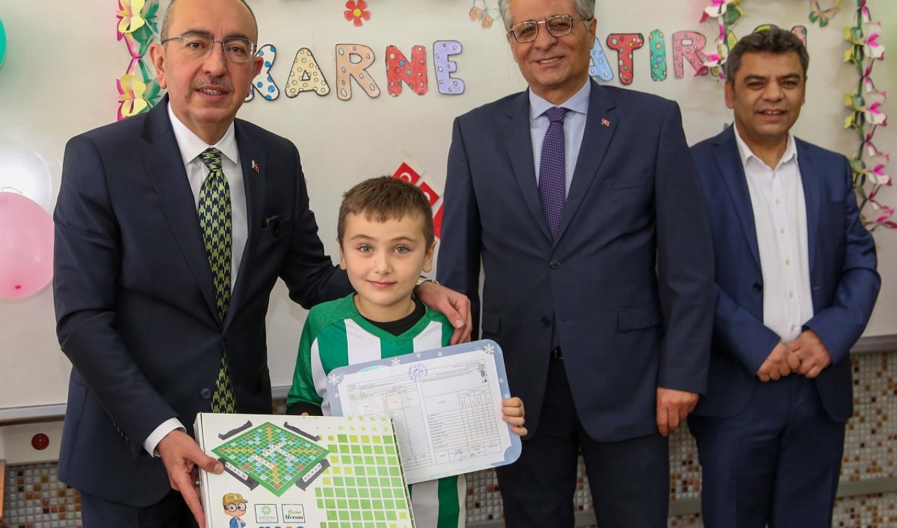  Minikler karnelerini Başkan Kavuş’un ellerinden aldılar 