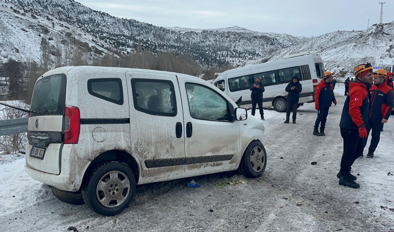 Hafif ticari araç ile yolcu minibüsü çarpıştı! 26 yaralı