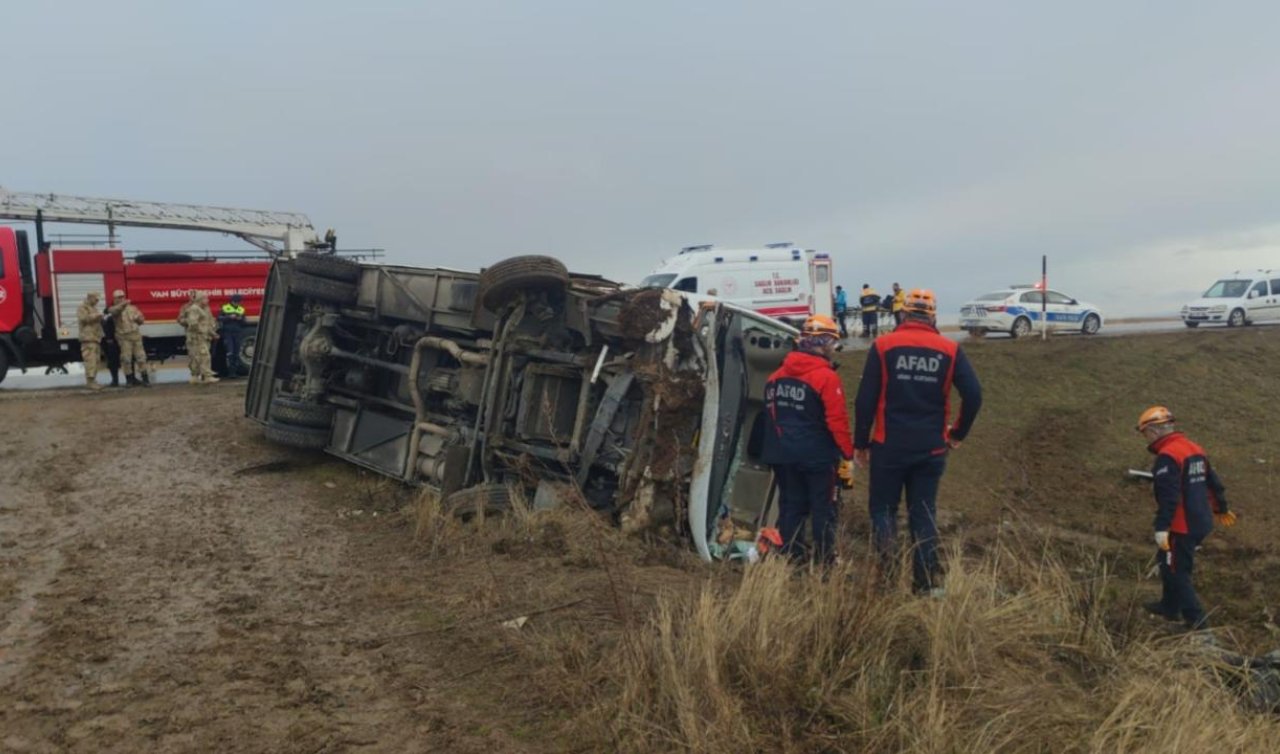 Yolcu minibüsü şarampole devrildi! 20 yaralı 