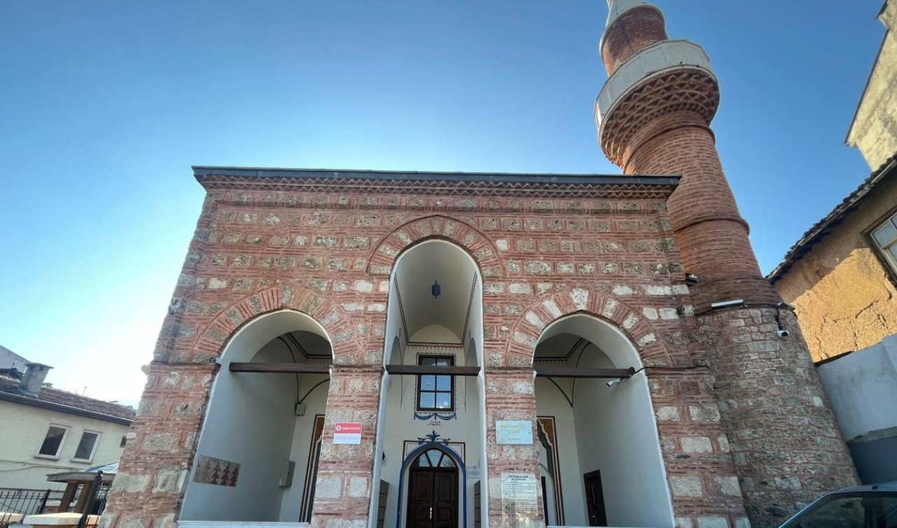 Tarihi caminin kurşun levhalarını çalarak 700 liraya sattılar