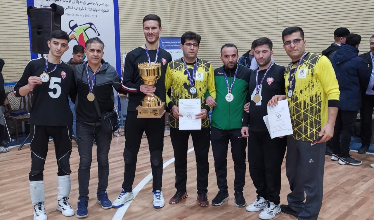 Görme engelli sporcular uygun olmayan sahada hazırlandıkları turnuvada birinci oldu