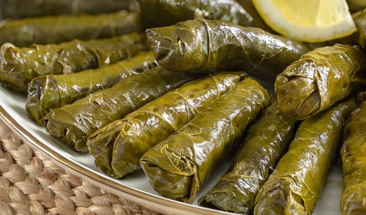 Sert yaprakları pişirmenin püf noktası; Kalem gibi duran yumuşacık yaprak sarma tarifi...