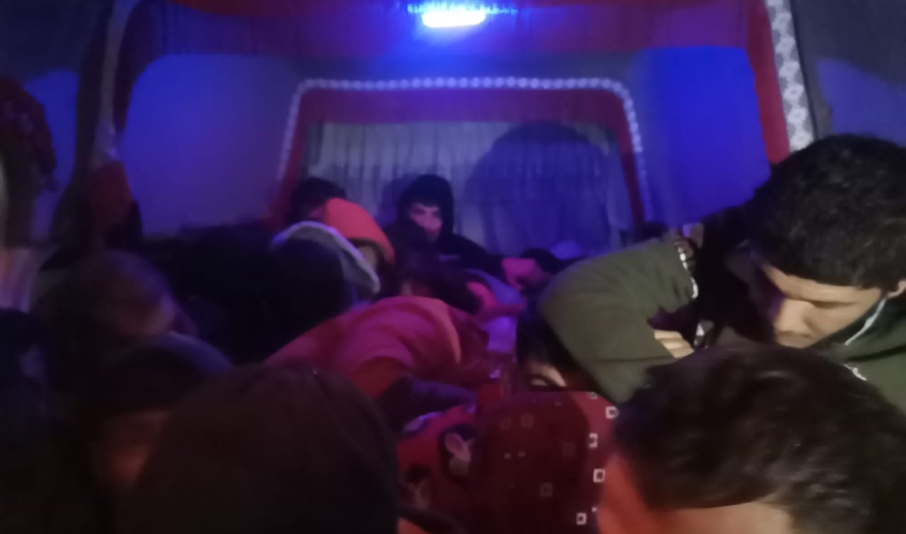 Durdurulan 2 minibüste 2’si organizatör 47 kaçak göçmen yakalandı