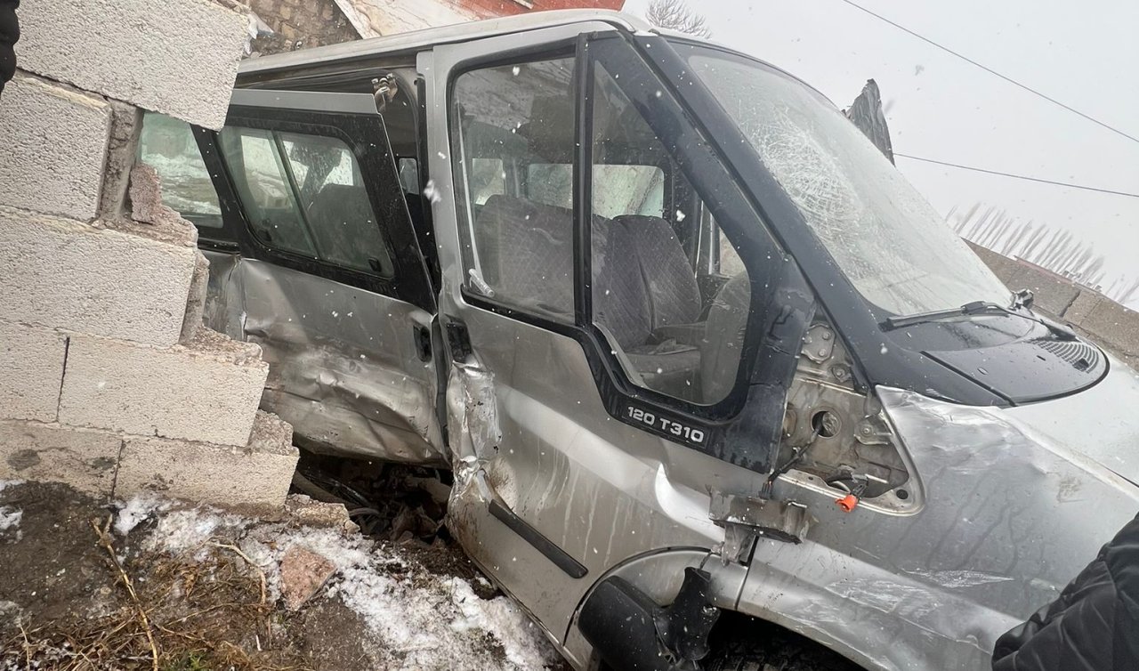 Tarım işçilerini taşıyan minibüs ile hafif ticari araç çarpıştı: 8 yaralı
