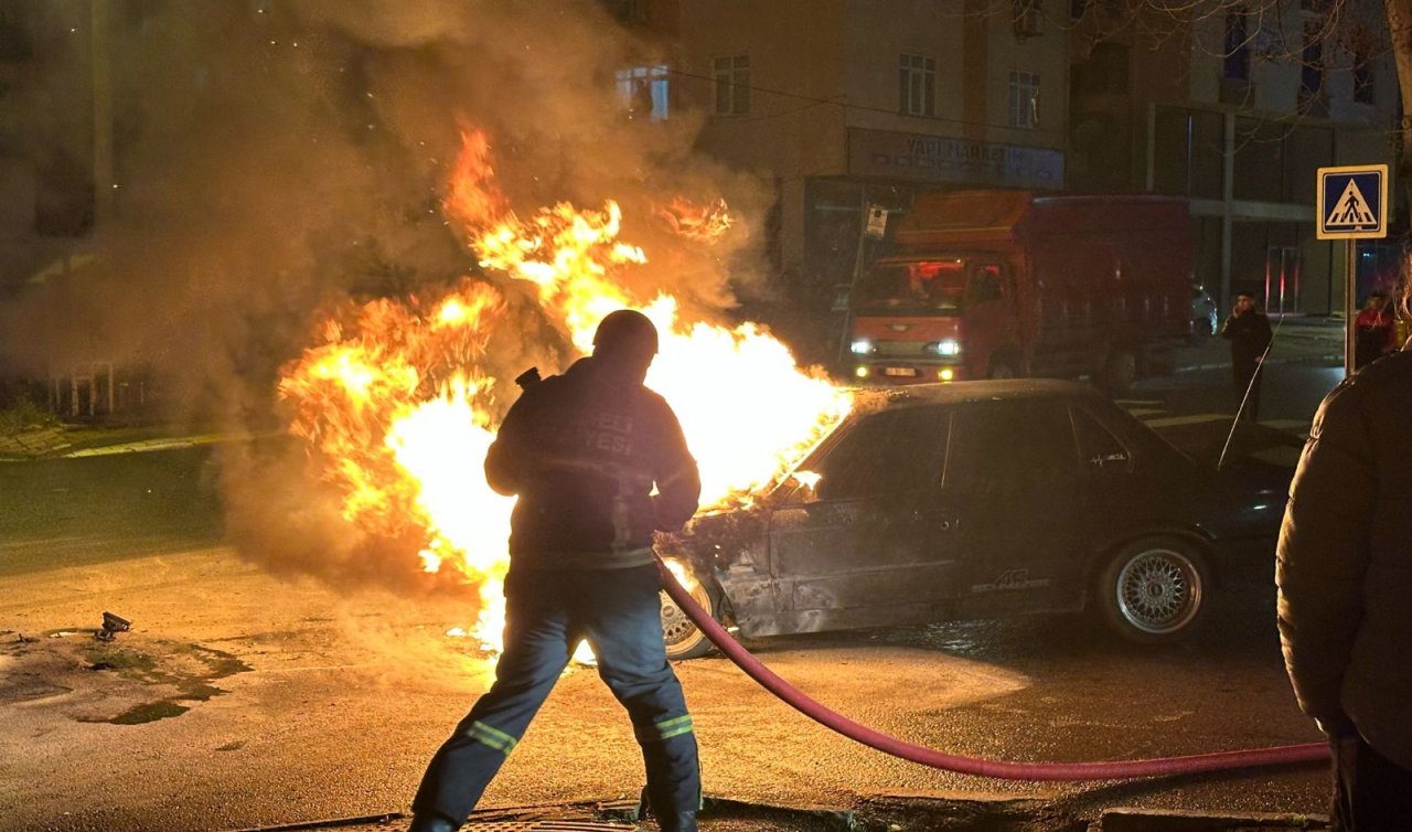  Alev alan otomobilde yanmaktan son anda kurtuldular