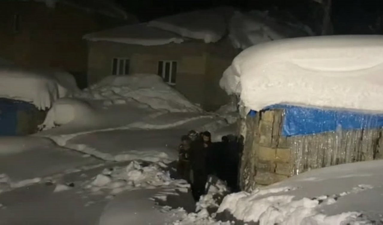 Kapanan yol 2 saatlik çalışma ile açıldı: Hasta hastaneye götürüldü