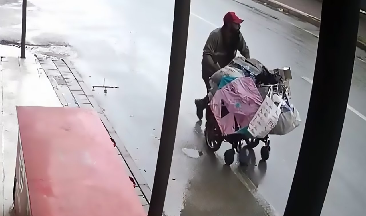 Çaldığı yürüme engellinin akülü tekerlekli sandalyesiyle gezip hurda topladı