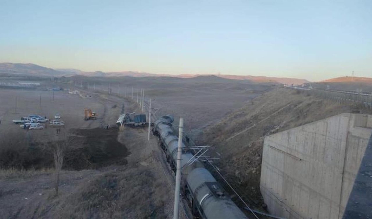  İstinat duvarına çarpan yük treni raydan çıktı.