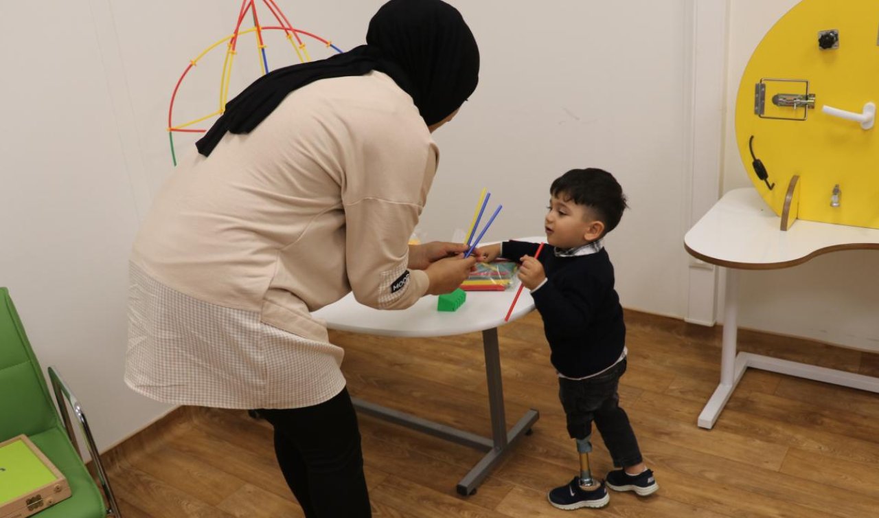 Minik depremzede protez bacağıyla yürüyor