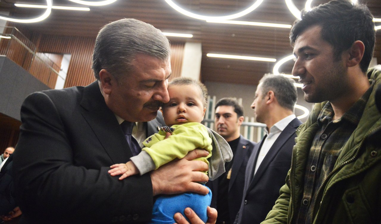  Bakan Koca enkazdan 261 saat sonra kurtarılan Mustafa ve Mehmet Ali ile buluştu