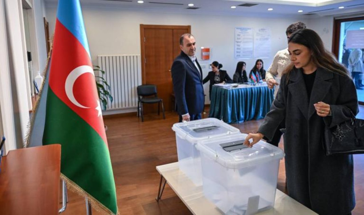 Azerbaycan vatandaşları İstanbul’da sandık başına gitti