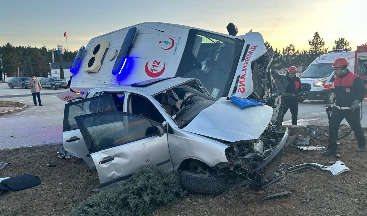 Ambulans ile otomobil çarpıştı: 2’si sağlık personeli 3 yaralı
