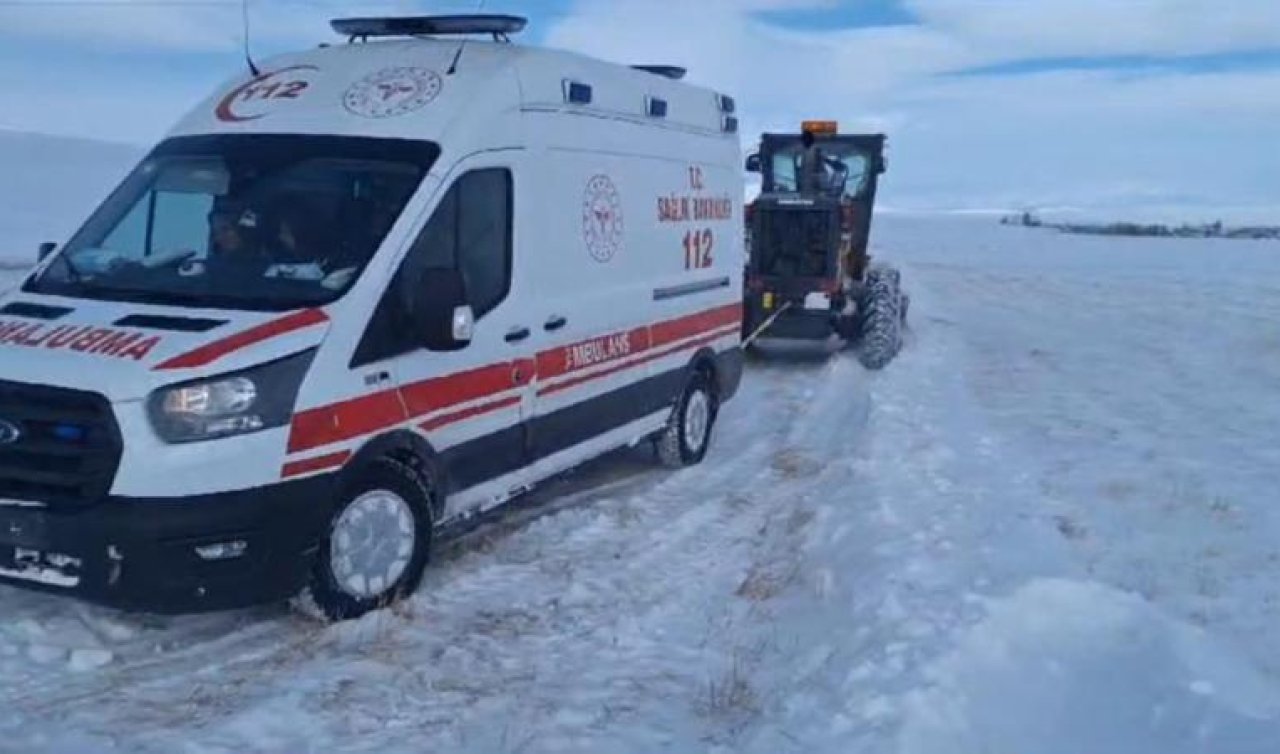 Köyde mahsur kalan hastayı almaya giden ambulans kara saplandı