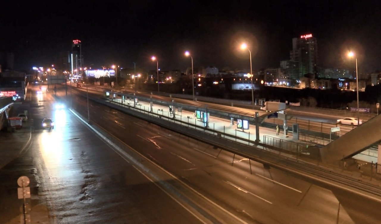 Arızalanan metrobüsü kontrol eden şoför başka metrobüsün çarpmasıyla öldü