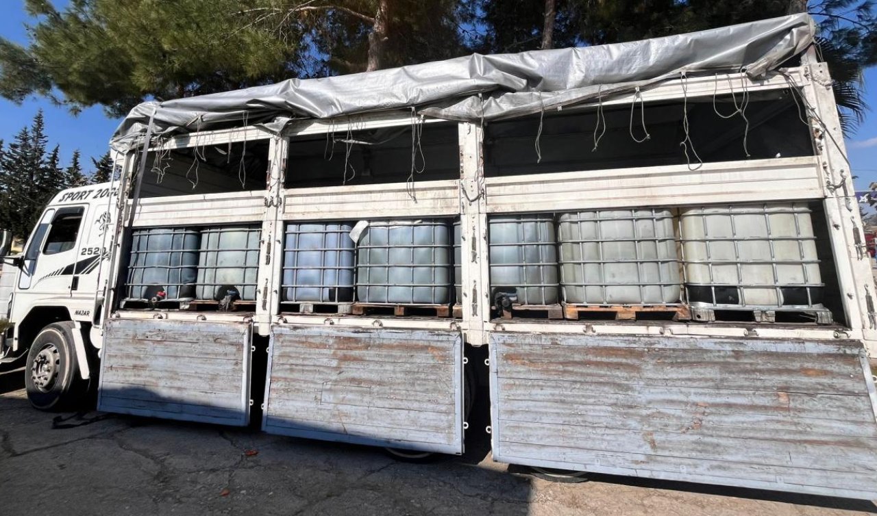 Durdurulan kamyonda 11 bin 400 litre kaçak akaryakıt ele geçirildi