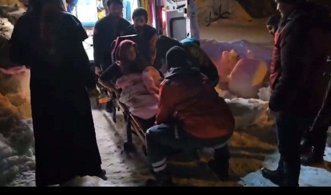  Hamile kadını 2,5 kilometre karda yürüyüp önce ambulansa sonra da hastaneye ulaştırdılar