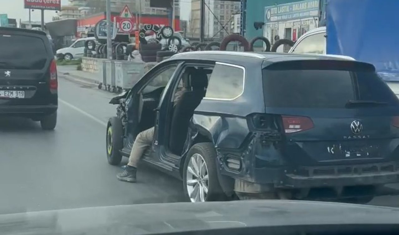  Ağır hasarlı otomobille trafiğe çıktı: Ayağını dışarıya sarkıtarak ilerledi
