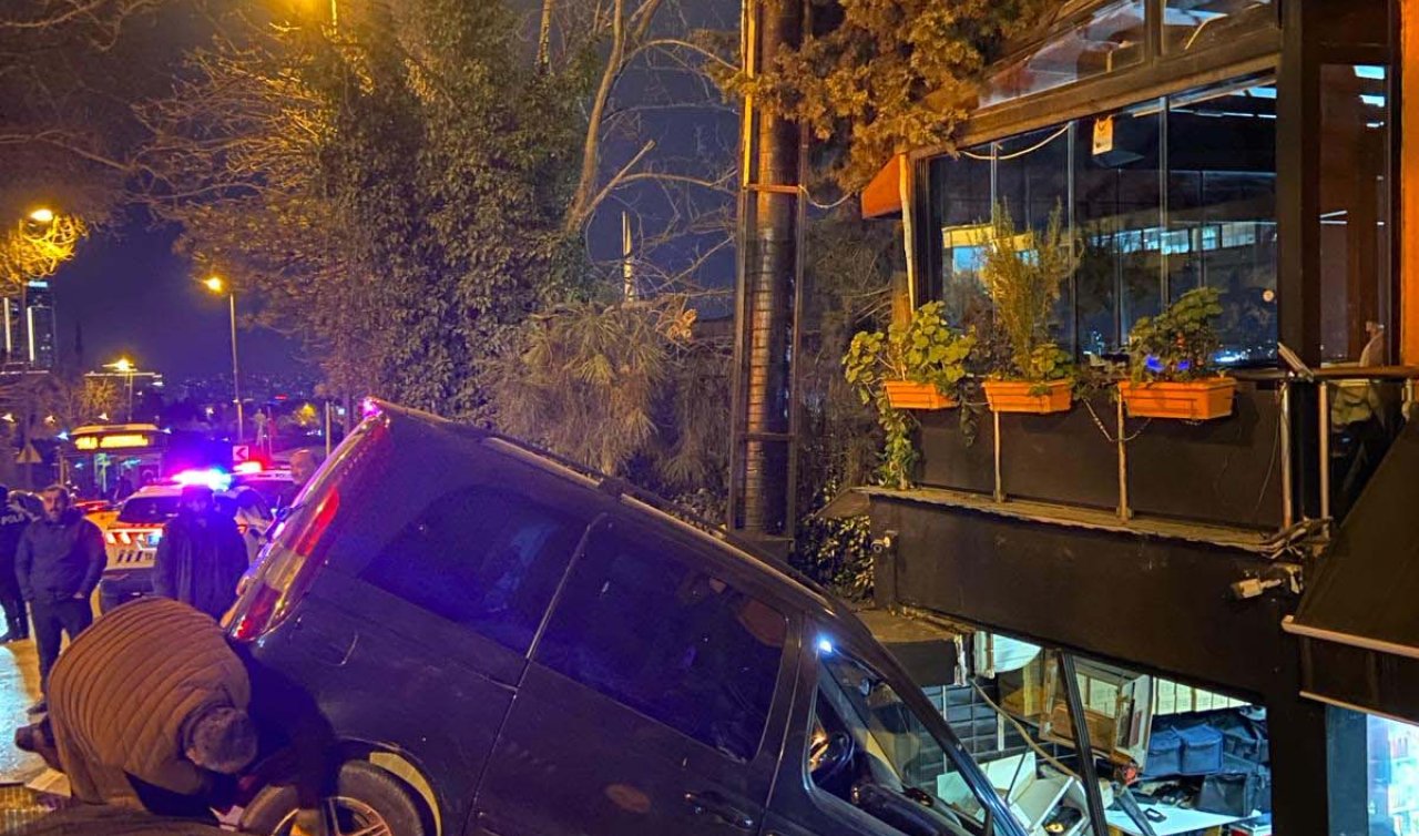  Hafif ticari araç direksiyon hakimiyetini kaybetmesi sonucu restorana girdi