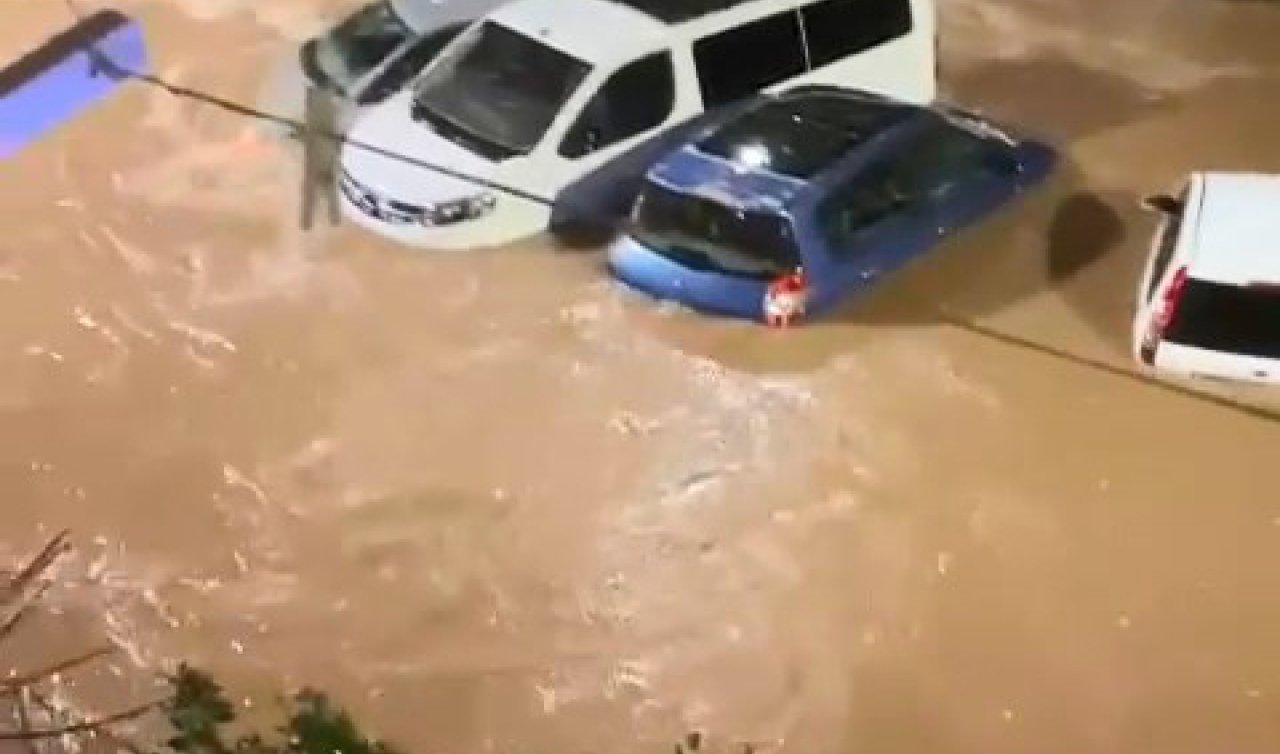  Evleri su bastı araçlar sürüklendi! Okullar 1 gün tatil edildi