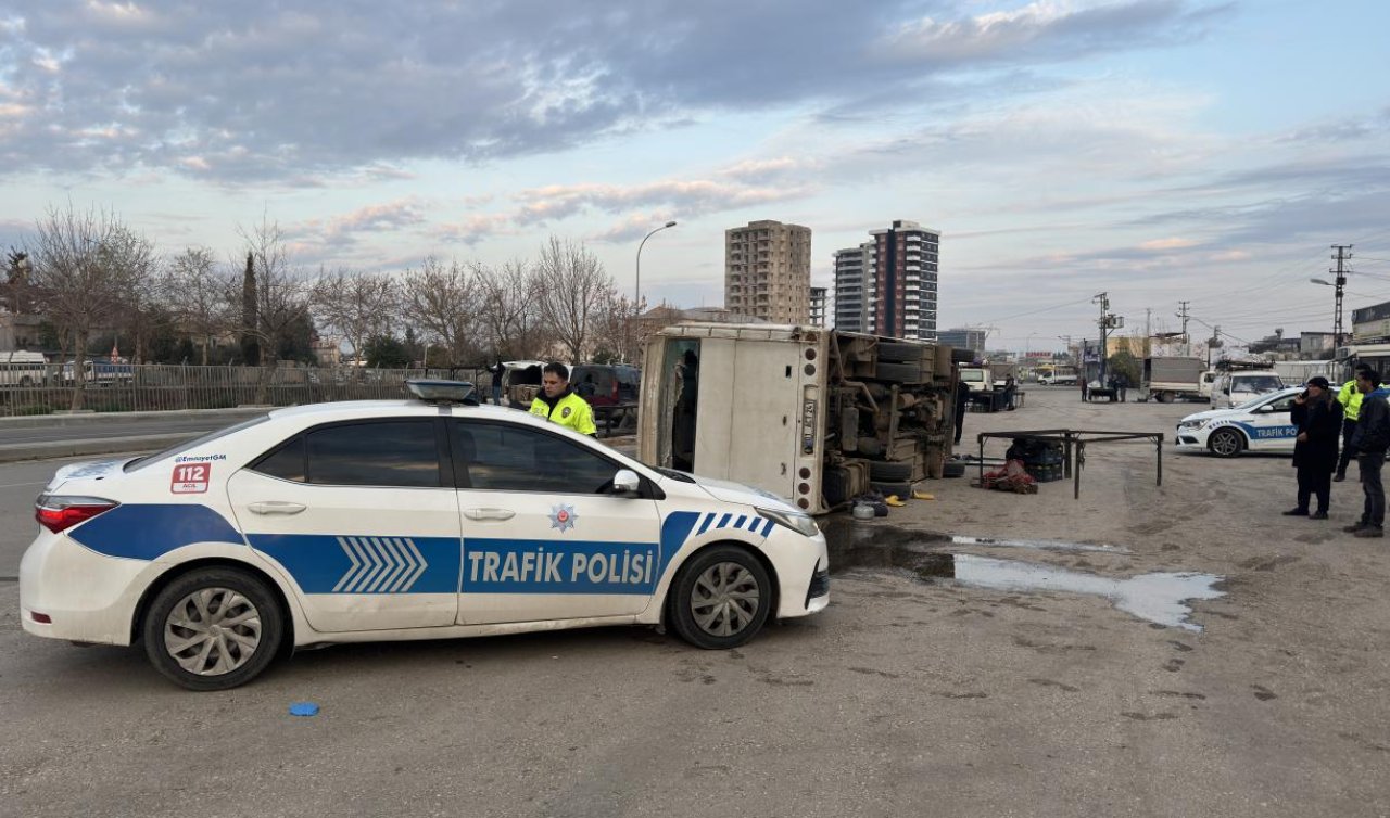 Tarım işçilerini taşıyan midibüs kaldırıma çarpıp devrildi: 15 yaralı