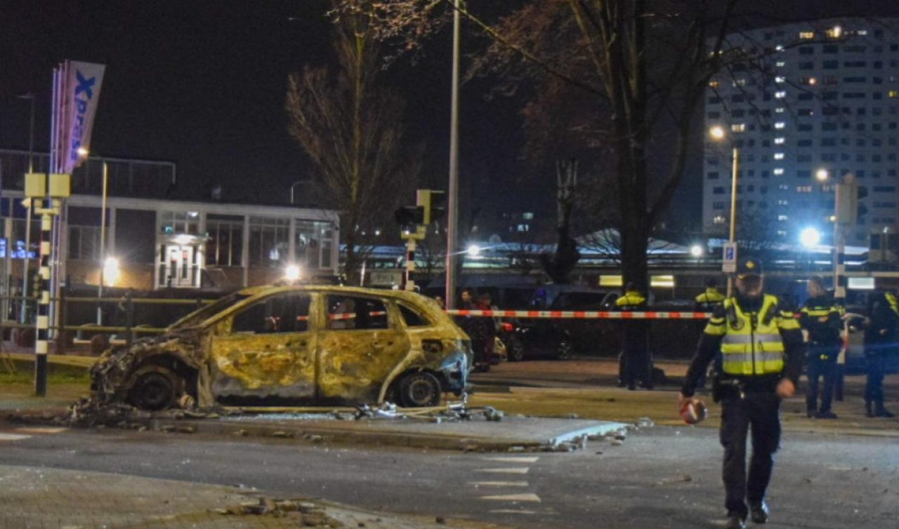 Hollanda’da şiddet olaylarında polis araçları ateşe verildi