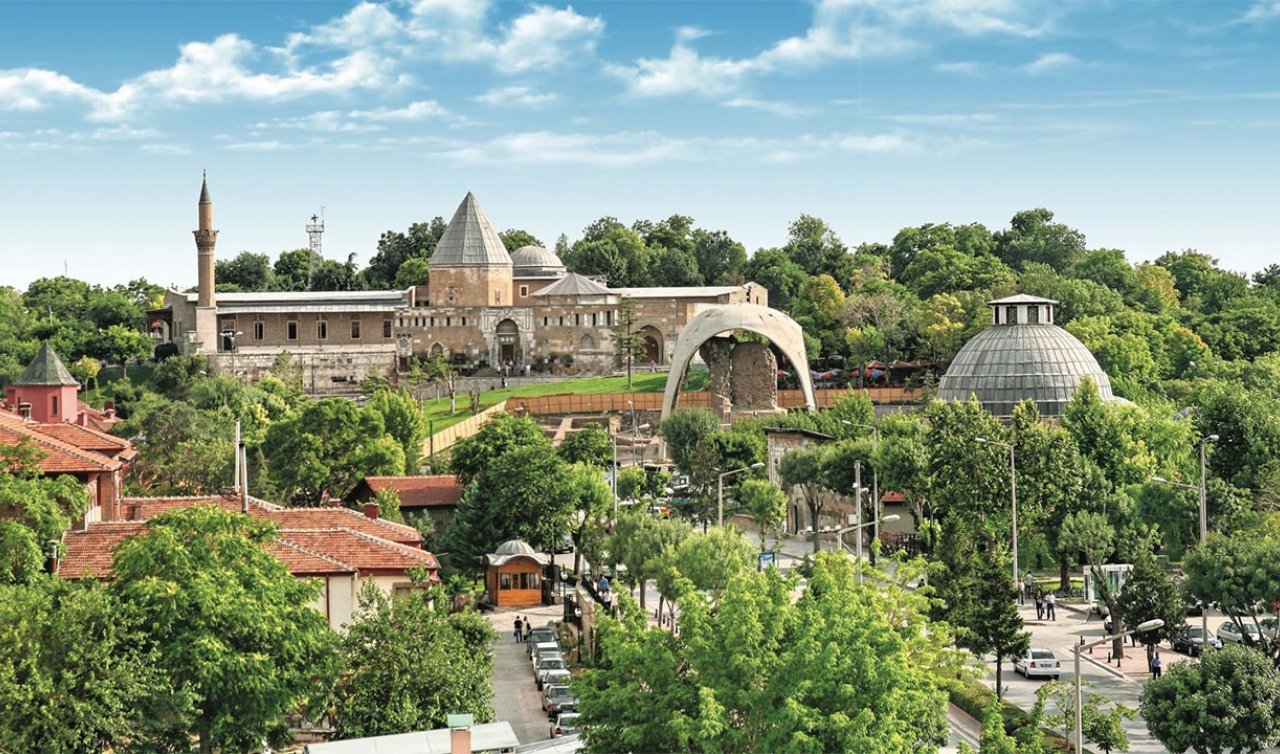 TÜRK-İSLAM MİMARİSİNDE SELÇUKLU CAMİLERİ