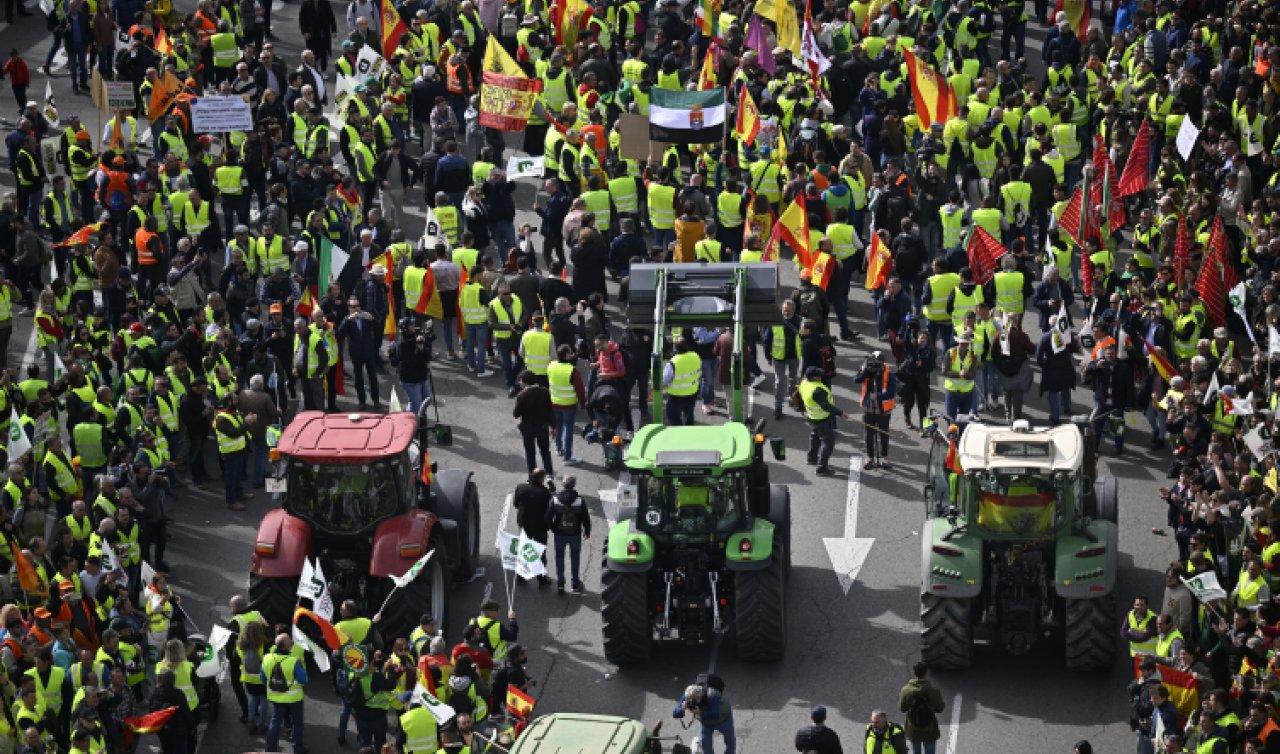 İspanyol çiftçiler Madrid’de traktörleriyle yolları kapattı