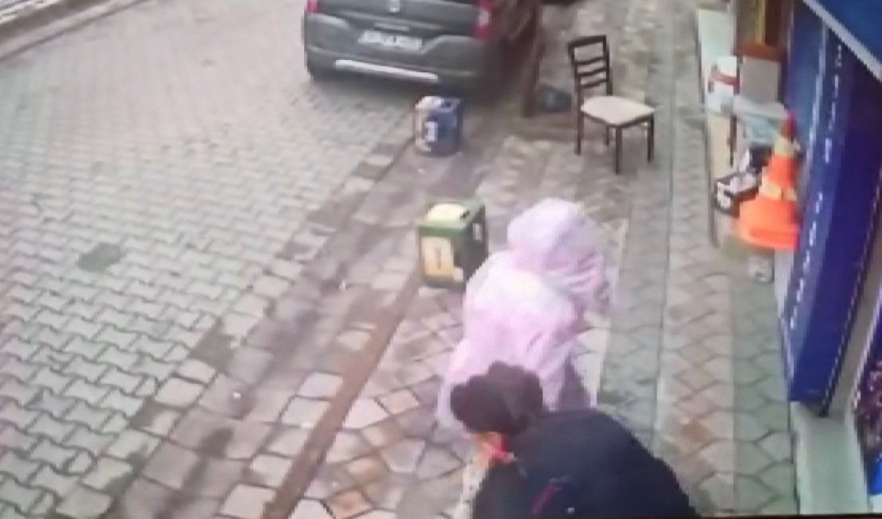  Hırsız küçük kızın elindeki parayı çalıp kaçtı