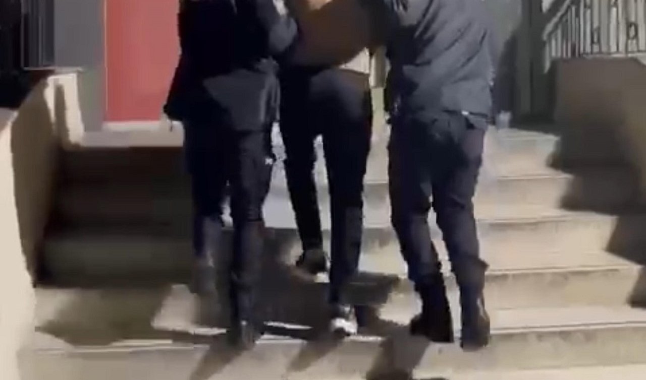  Eski eşine ve polise bıçakla saldırdı! Olay yerinden aracıyla kaçtı