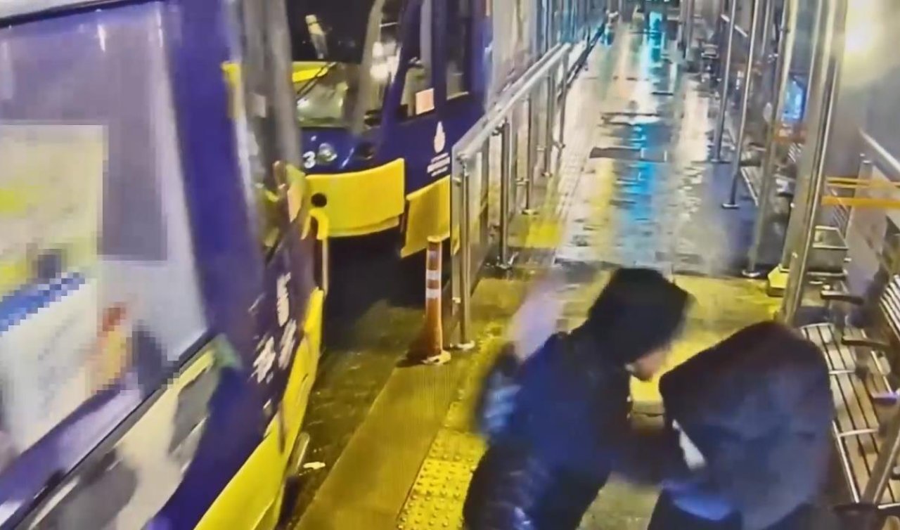  Tramvay bekleyen kadının elinden telefonu çaldı