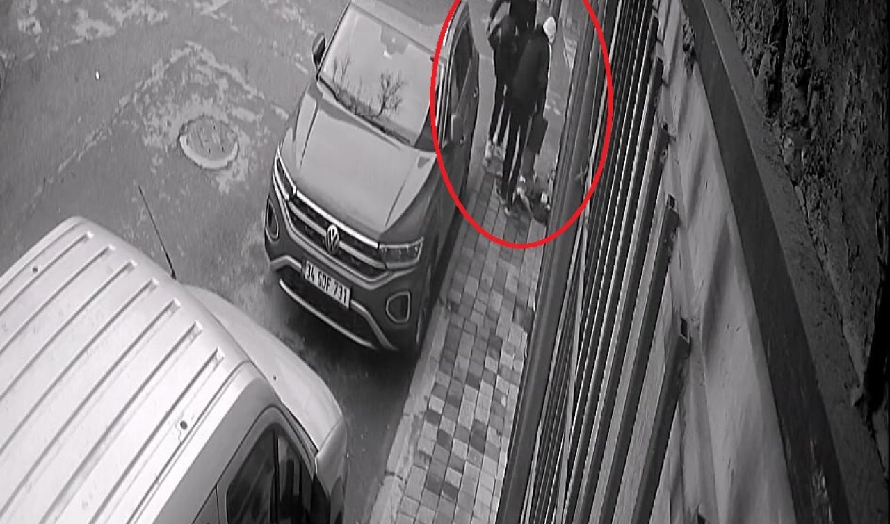 Çaldıkları eşyaları sokakta inceleyen hırsızlık şüphelileri yakalandı