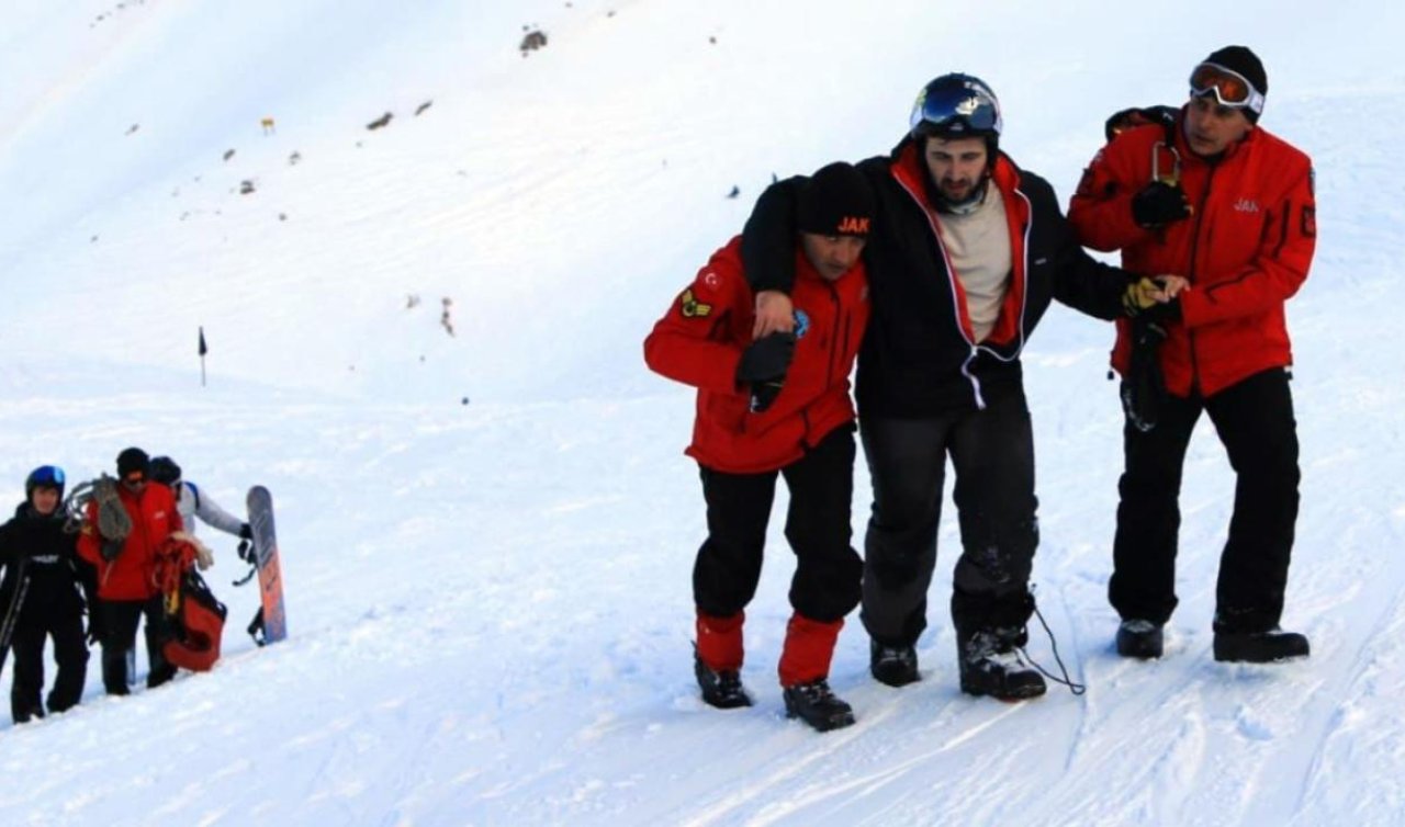 Kayak merkezinde kayalıkta mahsur kalan kişi kurtarıldı