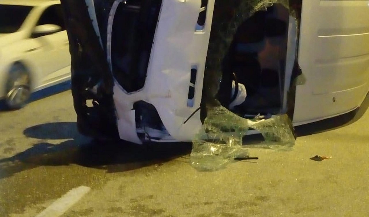 Kamyonet park halindeki 4 araca çarptı! Kamyonet sürücüsü yaralandı 